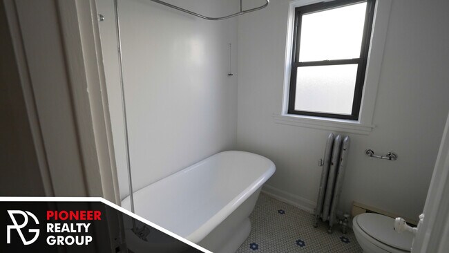 Building Photo - 812 W Waveland Ave