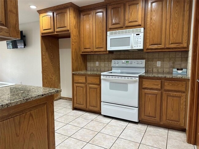 Building Photo - 15713 Traditions Blvd