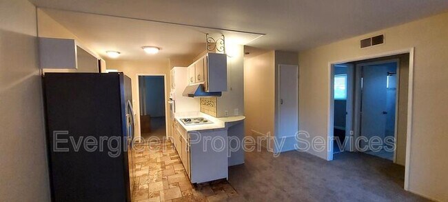 Building Photo - 9005 Fashion Dr