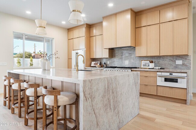 Building Photo - 5540 E Dahlia Dr