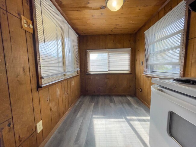 Building Photo - PRELEASING for AUGUST! Convenient Campus Living | 4BR with Fenced Yard & Covered Parking