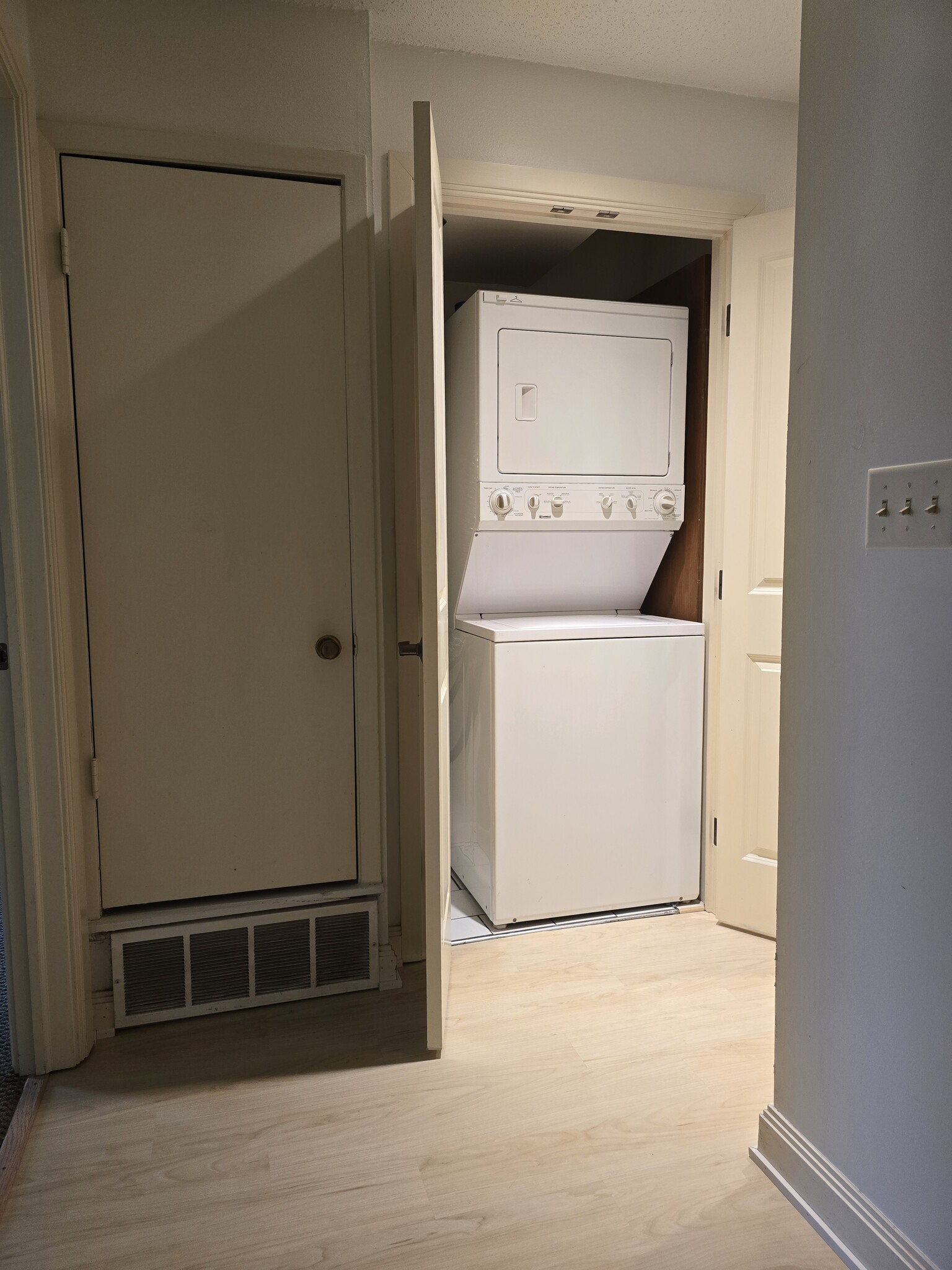Washer Dryer Clost - 1446 Cliff Ct