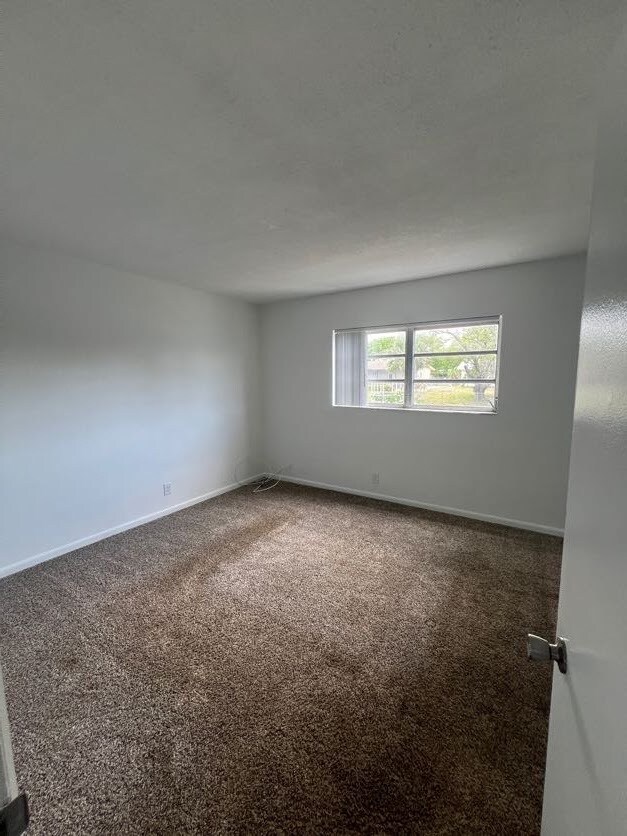 Building Photo - 374 Sunshine Dr