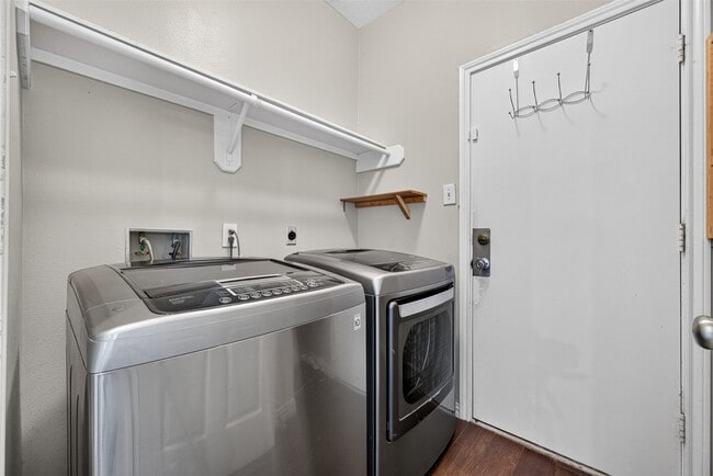 Building Photo - 6311 Drake Elm Dr
