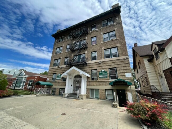 Building Photo - 484 William St