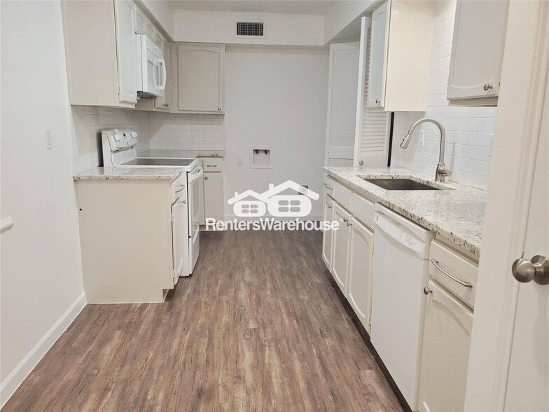 Building Photo - 361 N Post Oak Ln