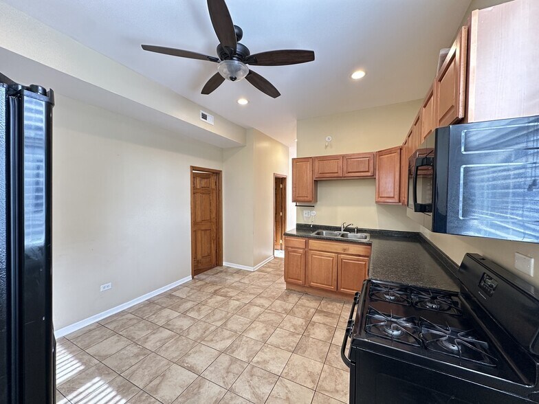 Building Photo - 2028 N Hamlin Ave