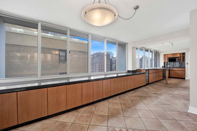 Building Photo - 1 E Schiller St