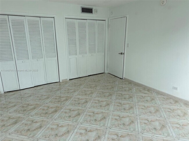 Building Photo - 6039 Collins Ave