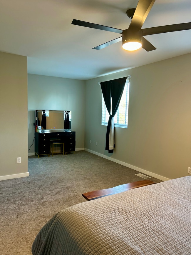 Building Photo - Beautiful Remodeled Home Kent!