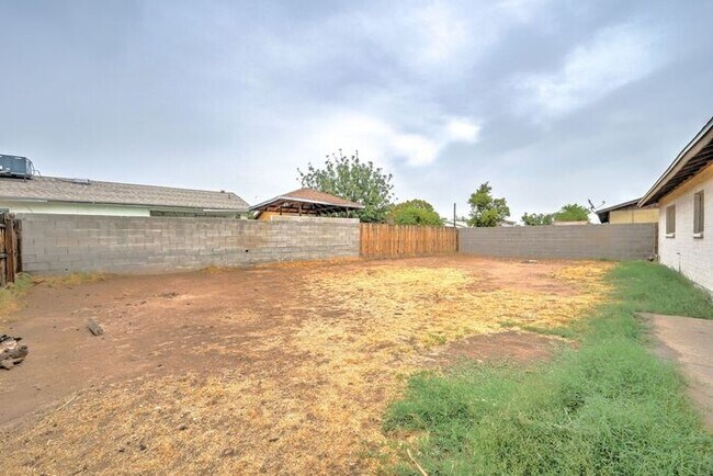 Building Photo - COMING SOON! 4 Bedroom 2 Bath Home in Phoenix!