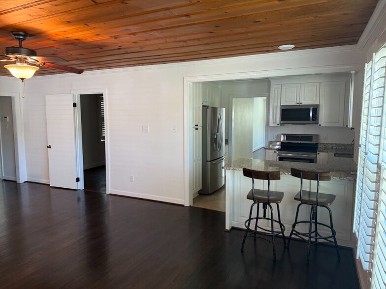 Building Photo - 2207 Pinewood Rd