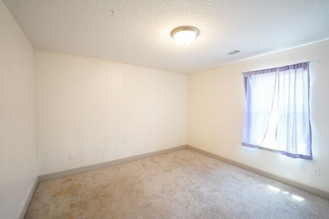 Building Photo - AVAILABLE NOW!