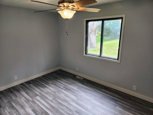 Building Photo - 1627 E Glenwood Dr