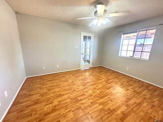 Building Photo - 2723 S 31st Dr