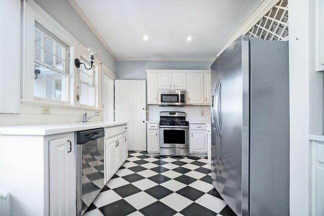 Building Photo - 5 bdrm, 3 bath in City of Decatur Schools.