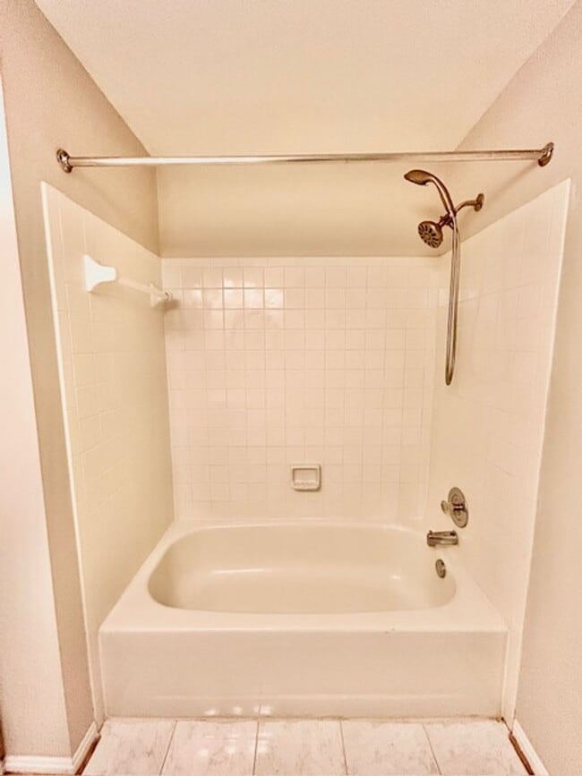 Building Photo - Spacious and bright 3BR/2.5BA townhouse with enclosed back patio