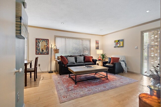 Building Photo - 3 Bed Beauty in Belhaven-FURNISHED