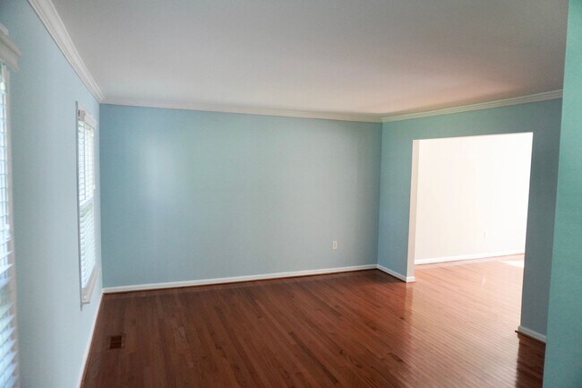 Building Photo - Lovely and Spacious 3 Bedroom 2.5 Bathroom...