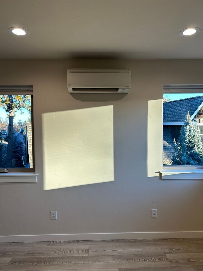 Building Photo - 1079 NW Quincy Ave