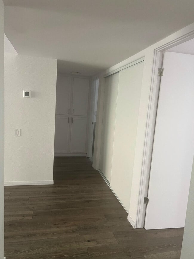 Building Photo - 400 N Sunrise Way