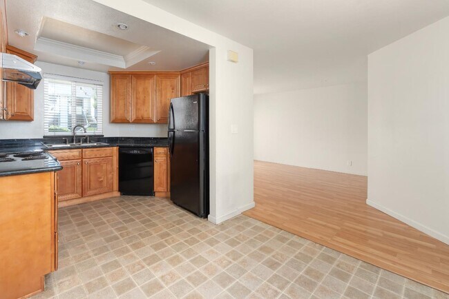 Building Photo - 208 Sequim Common