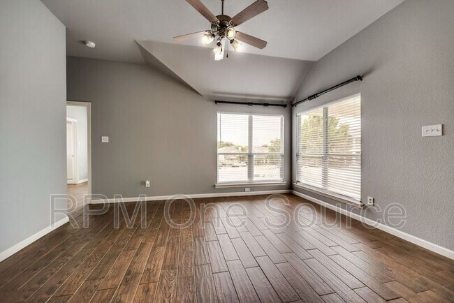 Building Photo - 300 Creekside Dr