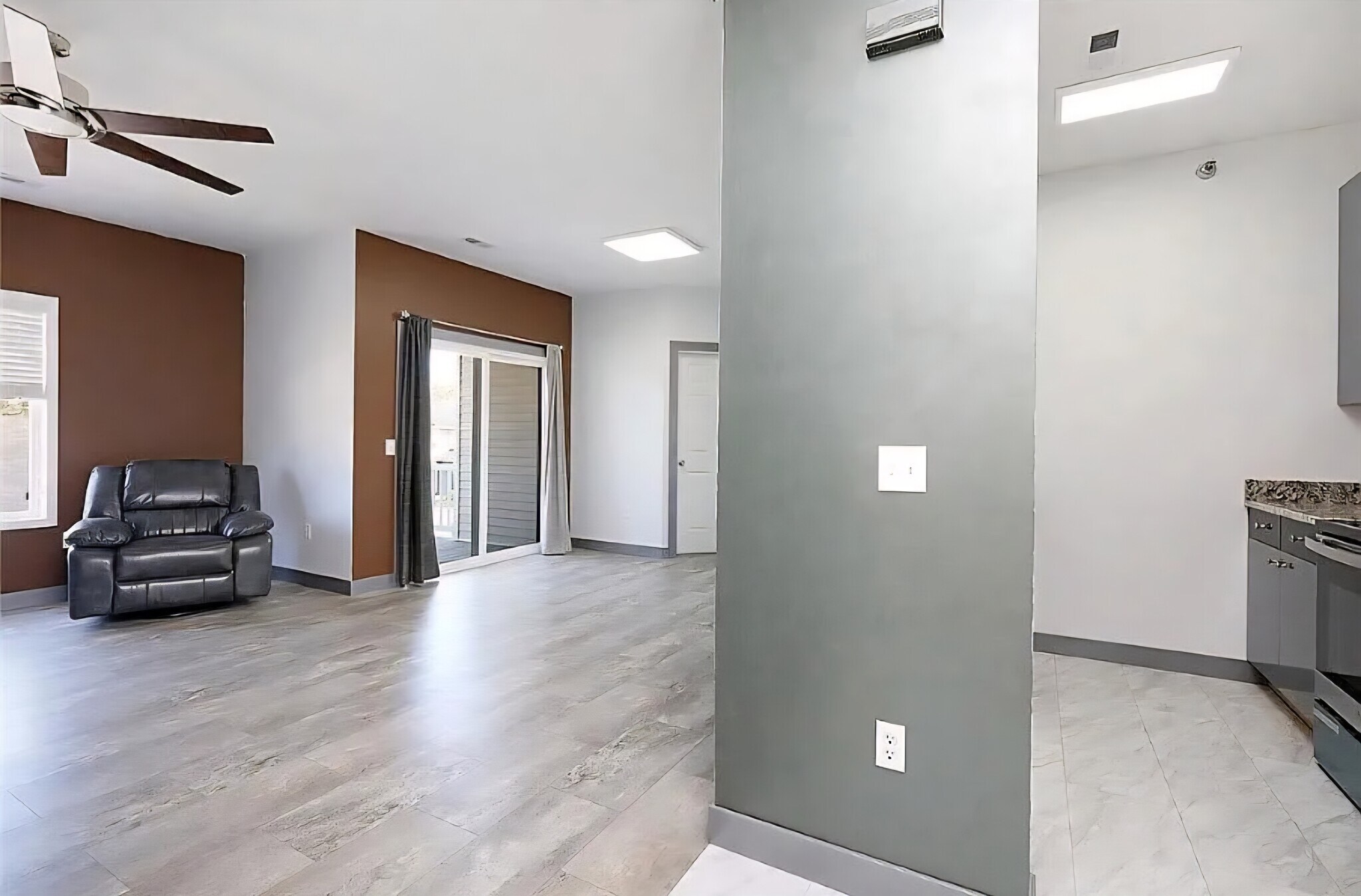 Building Photo - 1760 SE LA Grant Pkwy