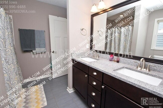 Building Photo - 1655 SW Arlan Dr