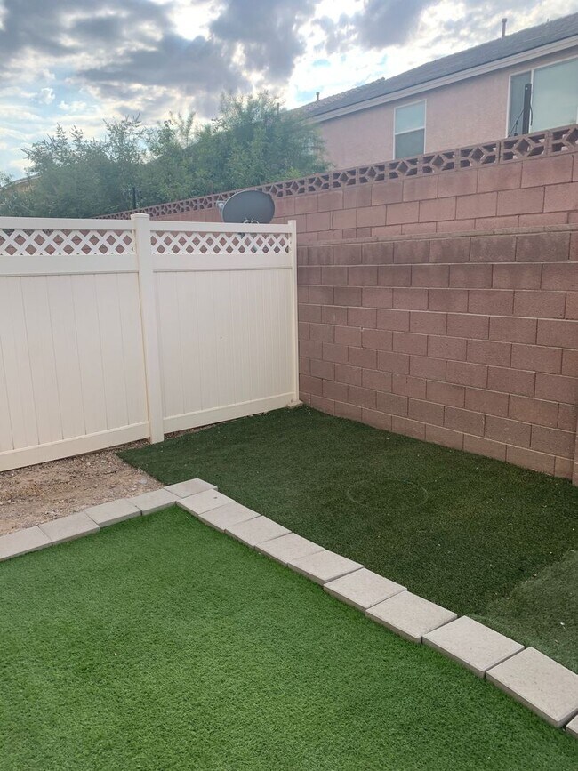 Building Photo - Cozy Two Bed Home