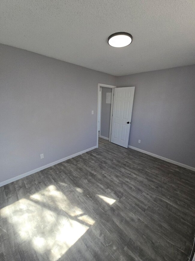 Building Photo - 2 Bed 1 Bath Apartment