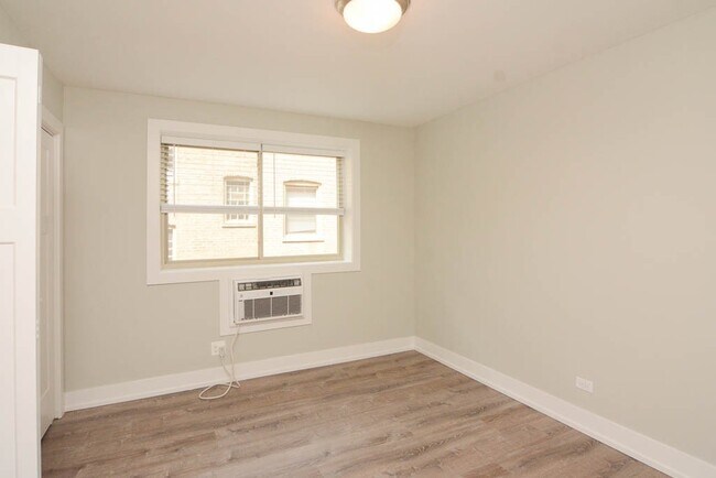 Building Photo - 533 W Surf St