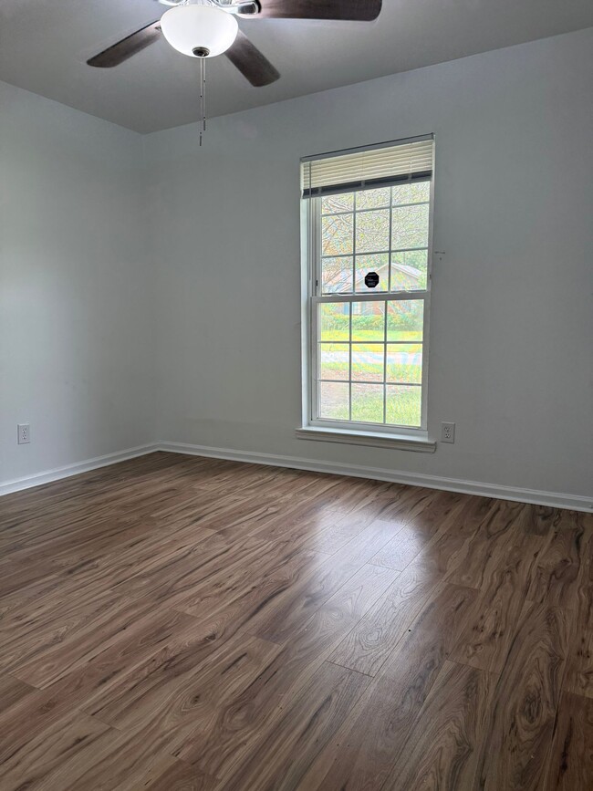 Building Photo - 908 Highland Dr