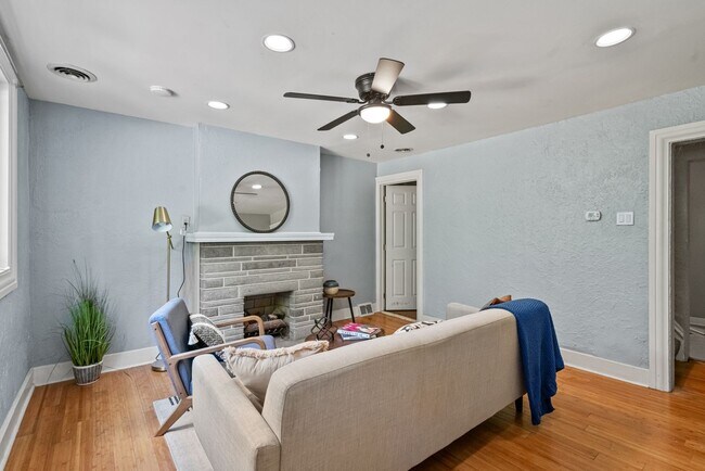 Building Photo - 3 Bedroom House in Southside - Off Street Parking and Central Air