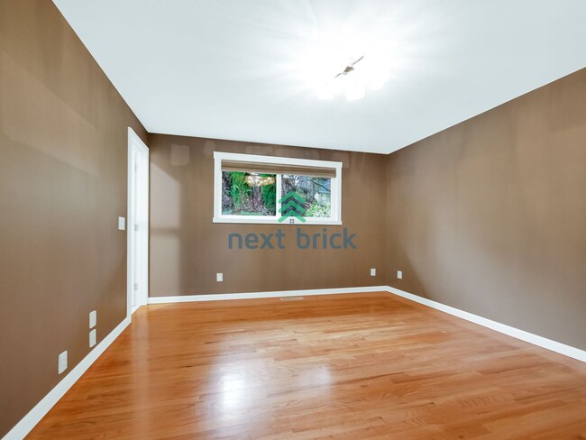 Building Photo - 3 Bed and 3 Bath Beacon Hill Single-family...