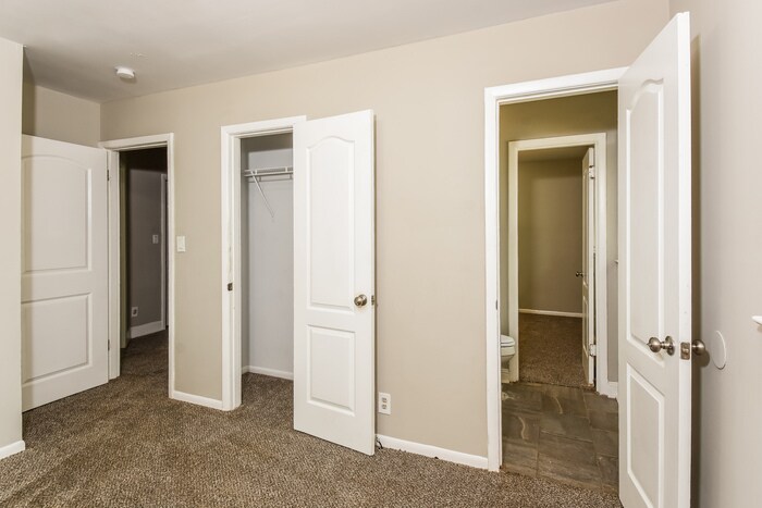 Building Photo - 5287 Chantilly Terrace