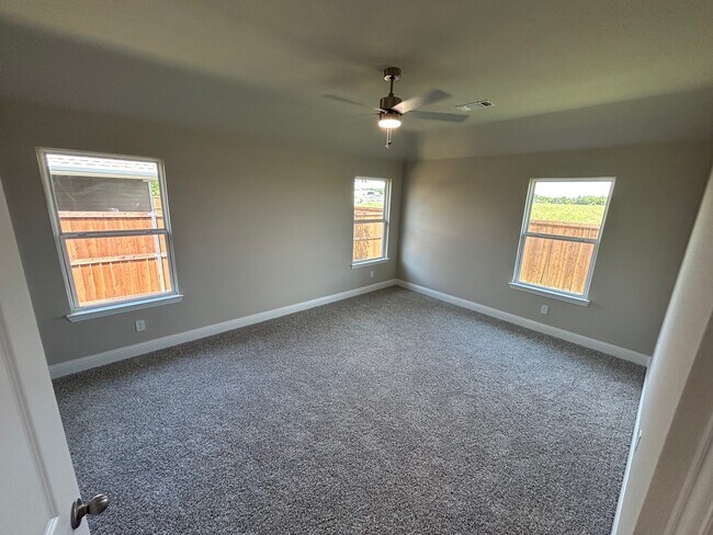 Building Photo - 268 Sunnyside St