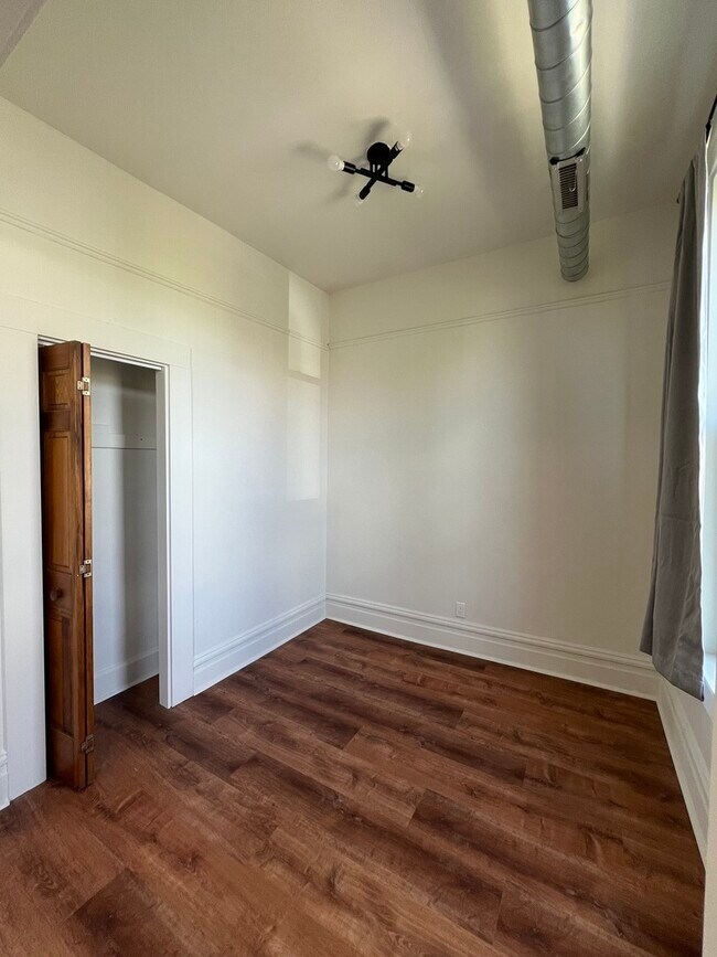 Building Photo - 5032 S Prairie Ave