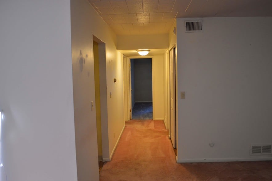 Bedrooms hallway - 521 Forest Green Dr