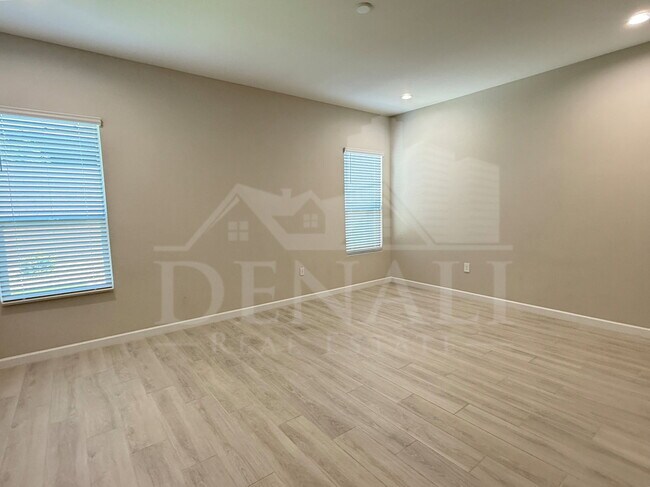 Building Photo - 6010 E Quail Ave