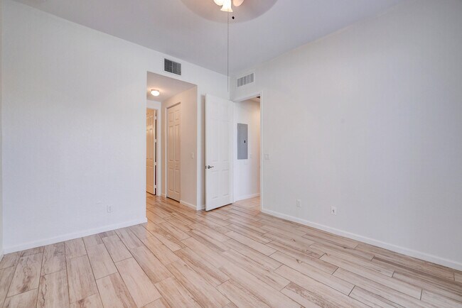 Building Photo - 10560 SW Stephanie Way