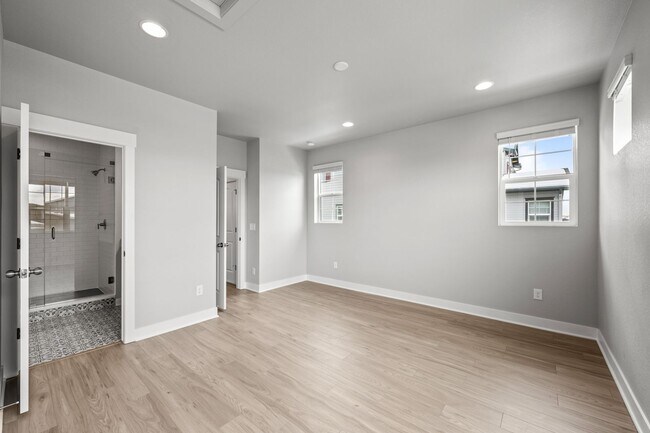 Building Photo - Spacious Family Home in Quiet Neighborhood