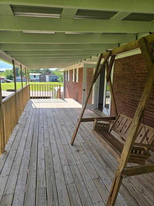 Building Photo - Charming 3-Bedroom Brick Home in Town – Ne...