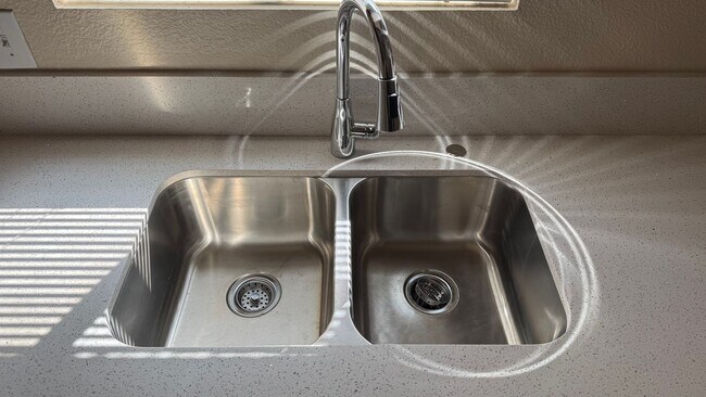 Building Photo - 2 BEDROOMS 1.5 BATHROOMS  TOWNHOUSE AVAILABLE FOR RENT !!!