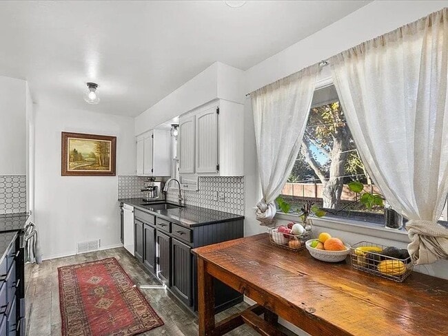 Building Photo - SPACIOUS 3BD/1BA SOUTH HILL HOME | ATTACHED GARAGE | FENCED YARD | W/D HOOKUPS | AVAIL JULY 1