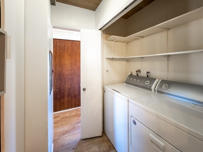 Building Photo - 1404 Oak Grove Dr