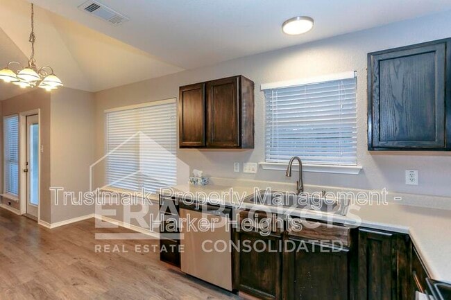 Building Photo - 1614 Twisted Oak Dr