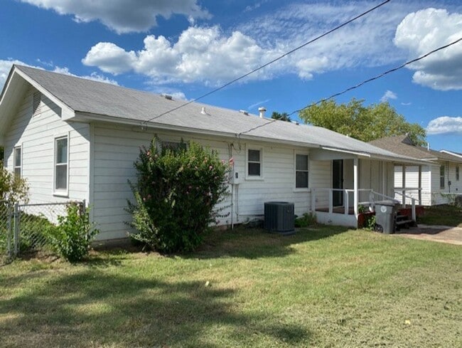 Building Photo - 3 Bed, 2 Bath Corner Lot in Tulsa!