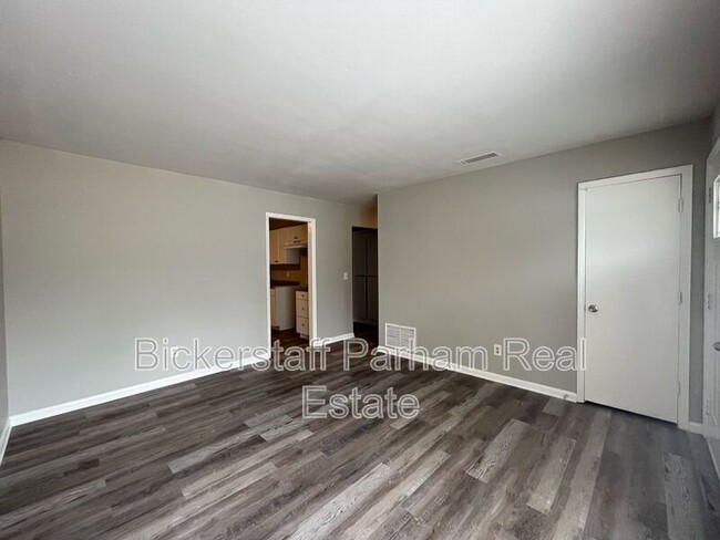 Building Photo - 2300 Welch Dr