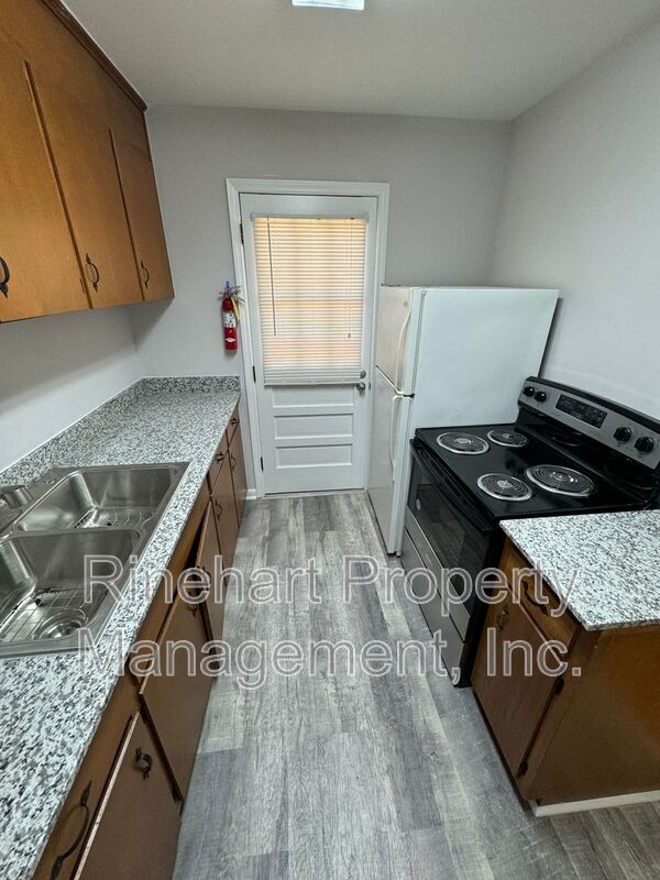 Building Photo - 413 Plantation Rd